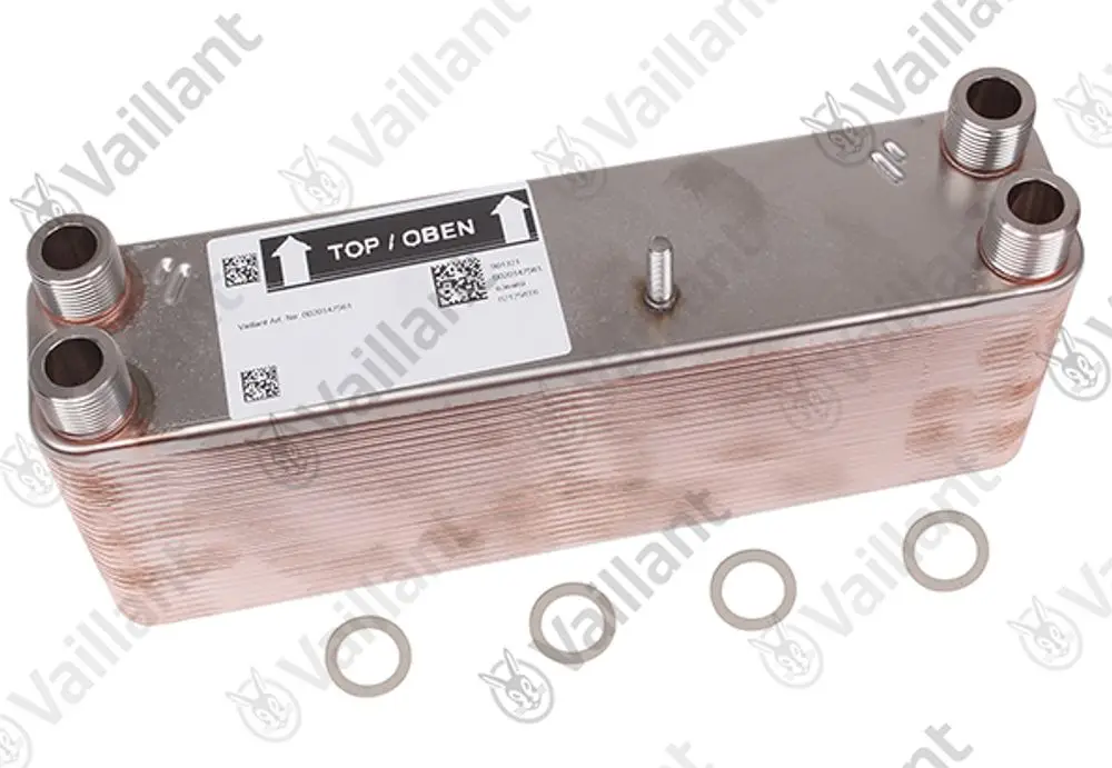 Vaillant Wärmetauscher aus Metall mit mehreren Anschlüssen und gekammerten Struktur, vier Dichtungen im Vordergrund. Produktlabel mit Modellbezeichnung sichtbar.